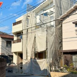 【外観/施工例】 2階と3階に設けたバルコニーと、3階の凹型の間取りが、シックな外壁に立体感を与える、ダイナミックな外観デザインです外観